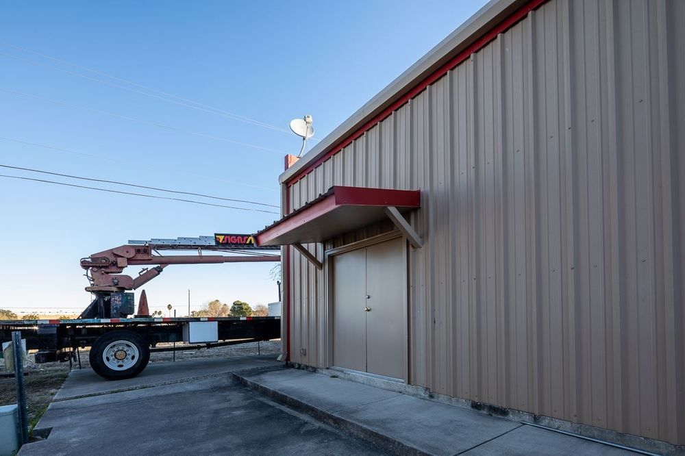 Retail Free Standing: 2104 N Bedell Ave, Del Rio, TX 78840